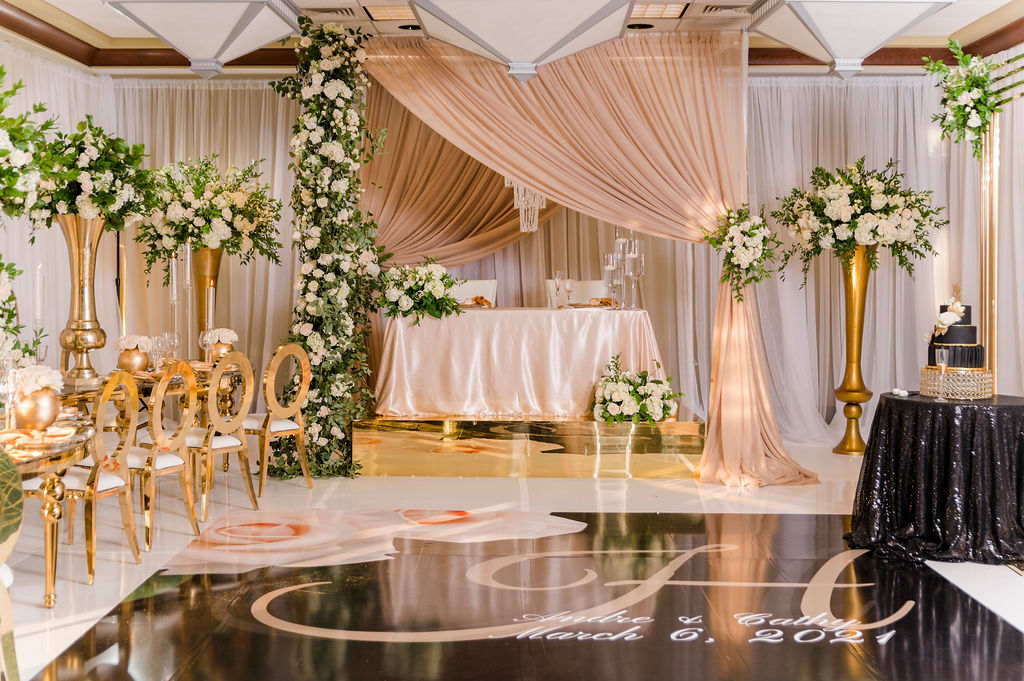 Weddings: Romantic and Timeless Weddings: Romantic and Timeless