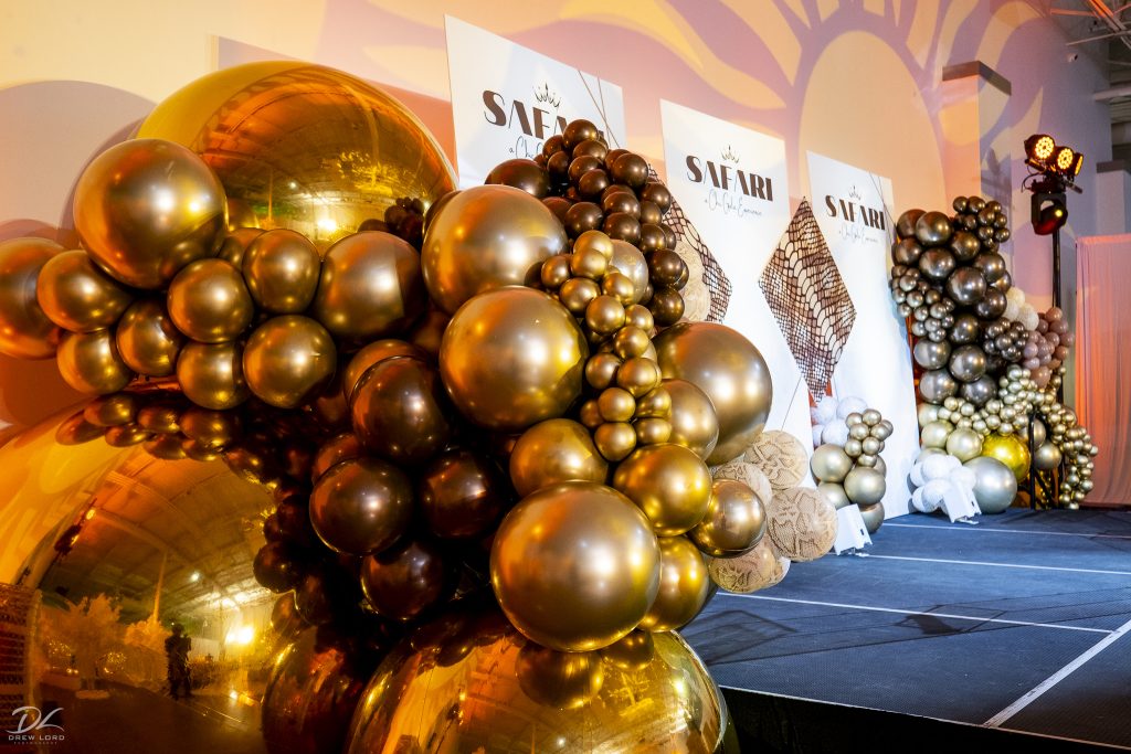 Gala Nights: Glamorous Balloon Installations for a Lavish Affair Gala Nights: Glamorous Balloon Installations for a Lavish Affair