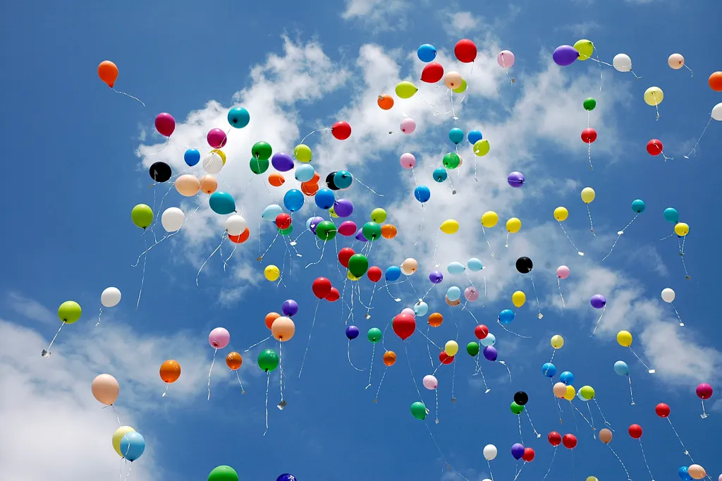 The Science Behind Floating Balloons – How Temperature & Environment Affect Balloon Performance