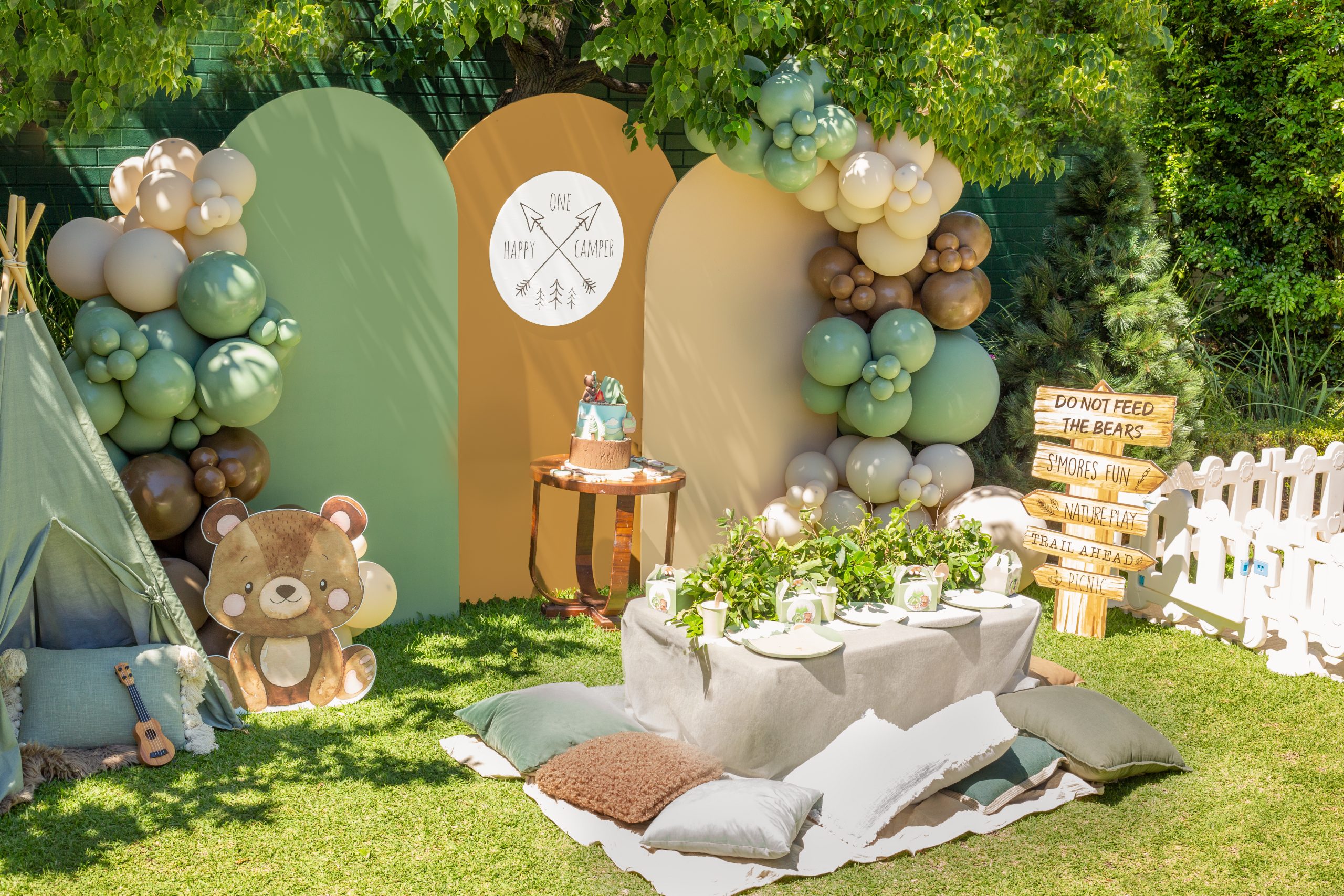 Nature & Outdoor Themes (Garden Party, Tropical, Boho Chic) Theme Parties and Balloons: Matching Decor to the Occasion