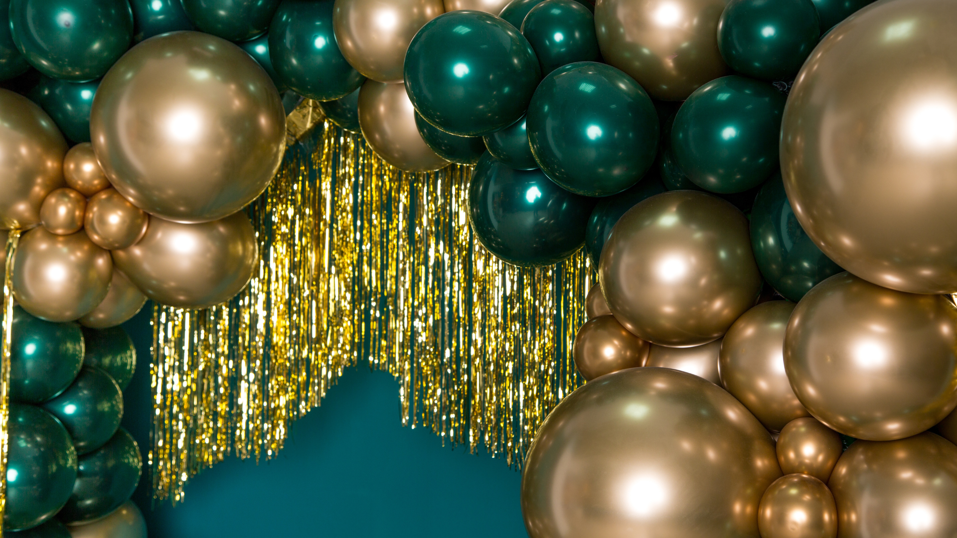 How to Mix Balloons with Other Party Decorations for a Cohesive Look