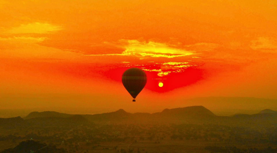 Floating Balloon Installations: Surprising Guests with Unexpected Movement Floating Balloon Installations: Surprising Guests with Unexpected Movement
